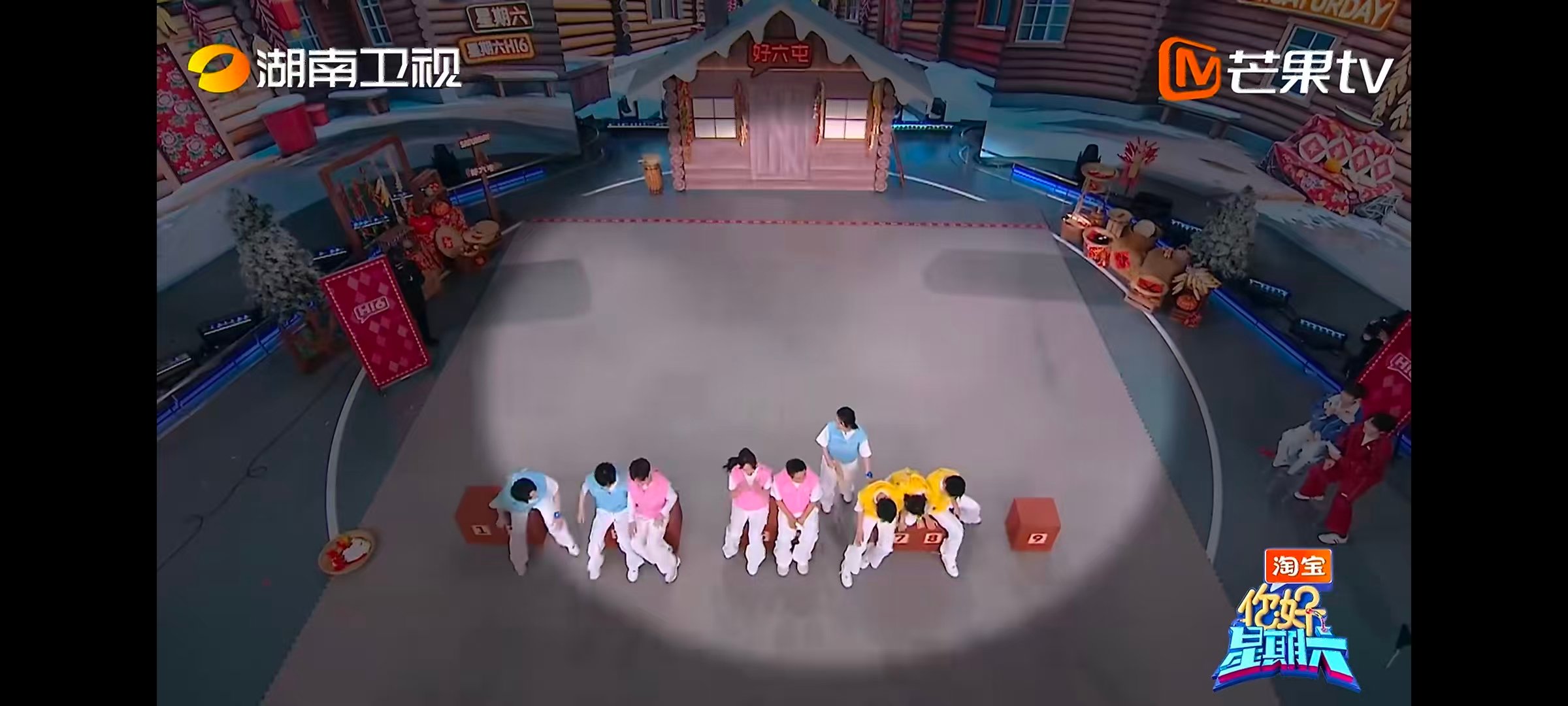 张艺凡三个人的世界太拥挤 你好星期六张艺凡好不容易冲到座位旁，直接被两大巨头锁死