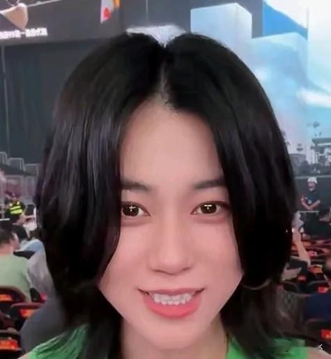 珊珊的事情一说出来就让人觉得毛骨悚然。同行的谢女士直接在自己家的直播间里煽风点火