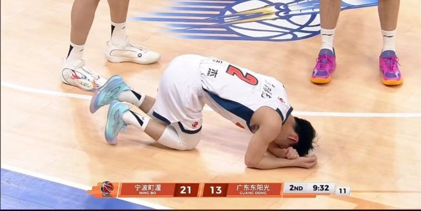 果然香水有毒！徐杰无对抗腿软受伤下场！徐杰全网热点共创计划cba