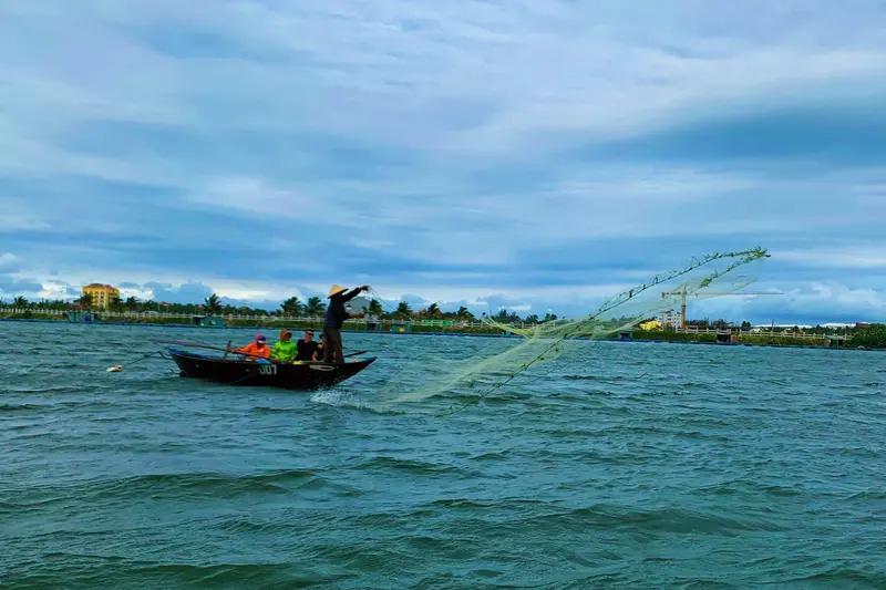 阿哥海上打鱼。