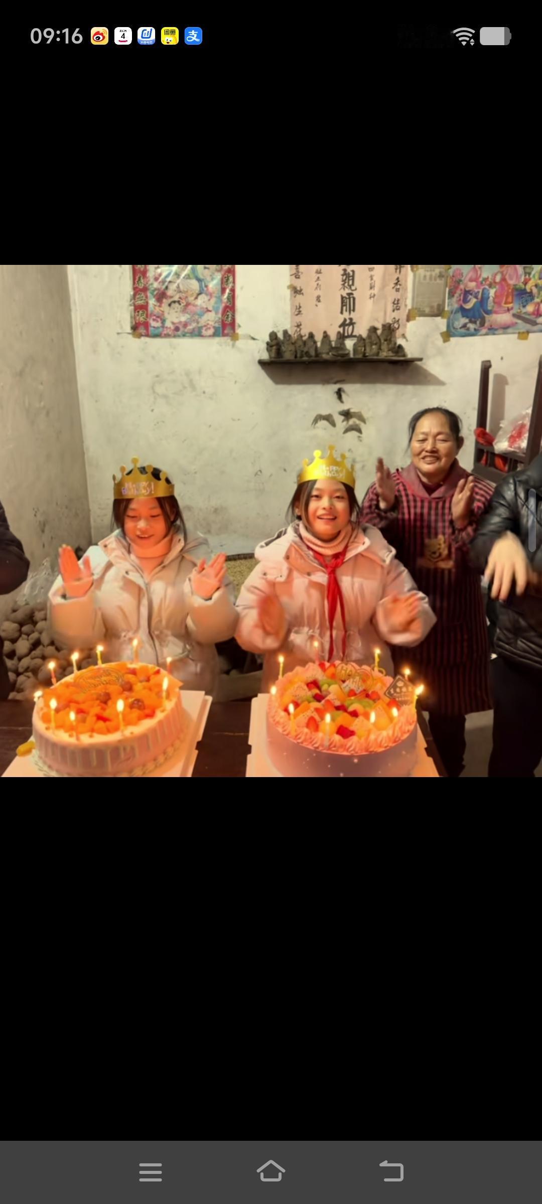 最近有对双胞胎小女孩的生日视频火了，刚发一小时就冲上热搜！这家人看着不算富裕，但