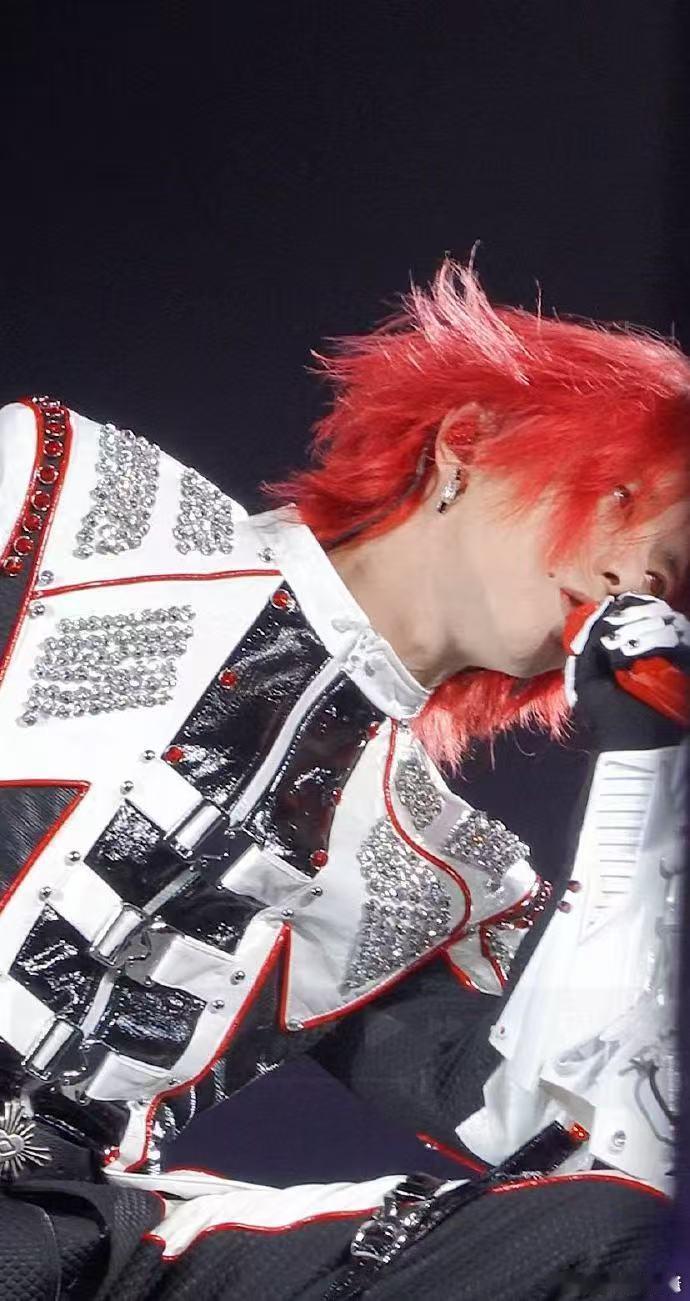 华晨宇老派爱人 华晨宇是懂老派浪漫的！海口演唱会百万烟花搭配无人机星空玫瑰，实打