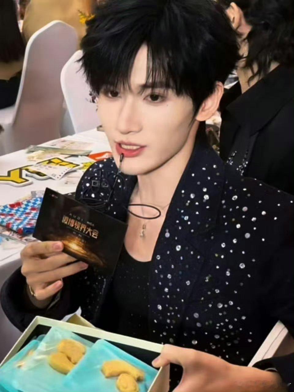 余宇涵起身向邓恩熙打招呼 被余宇涵的细节打动！主动起身打招呼，身姿挺拔，眼神清澈