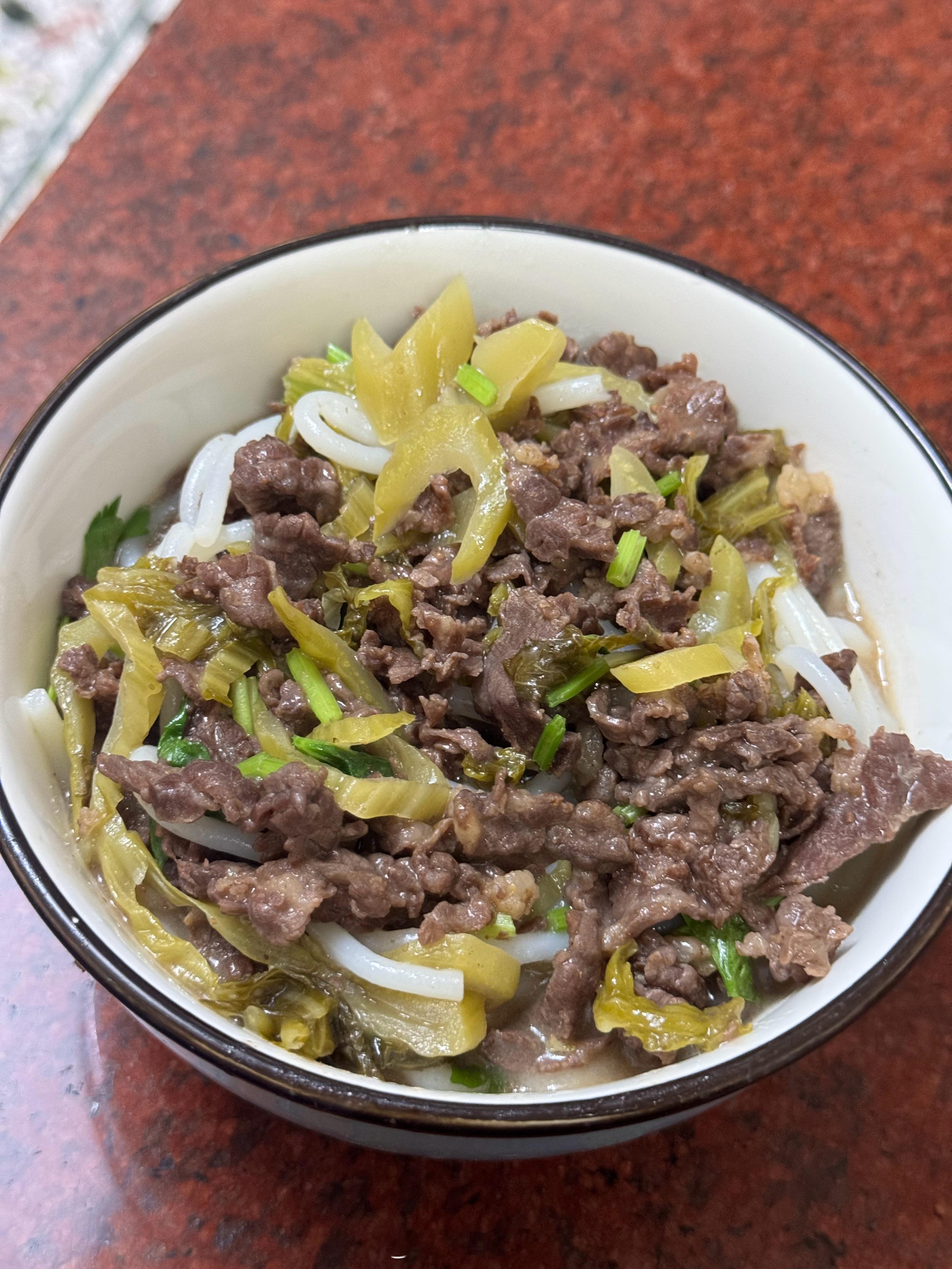 天气太热了。吃点开胃的。酸菜牛肉米粉。 