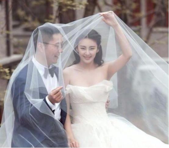 2016年，张雨绮和富豪袁巴元闪婚，袁巴元买了一套千万豪宅做婚房，然而张母去交一