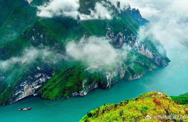 【巫峡】巫峡绮丽幽深，以俊秀着称天下。这里峡长谷深，奇峰突兀，层峦叠嶂，云腾雾绕
