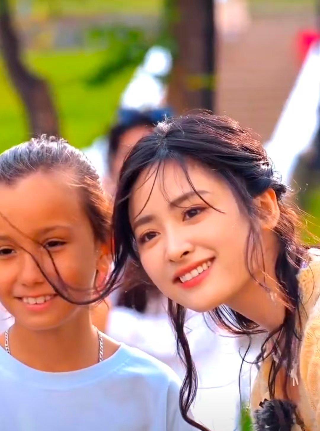 沈月明媚感的代名词沈月美拉德辣妹穿搭中餐厅 中餐厅的沈月也太会穿了！美拉德辣妹风