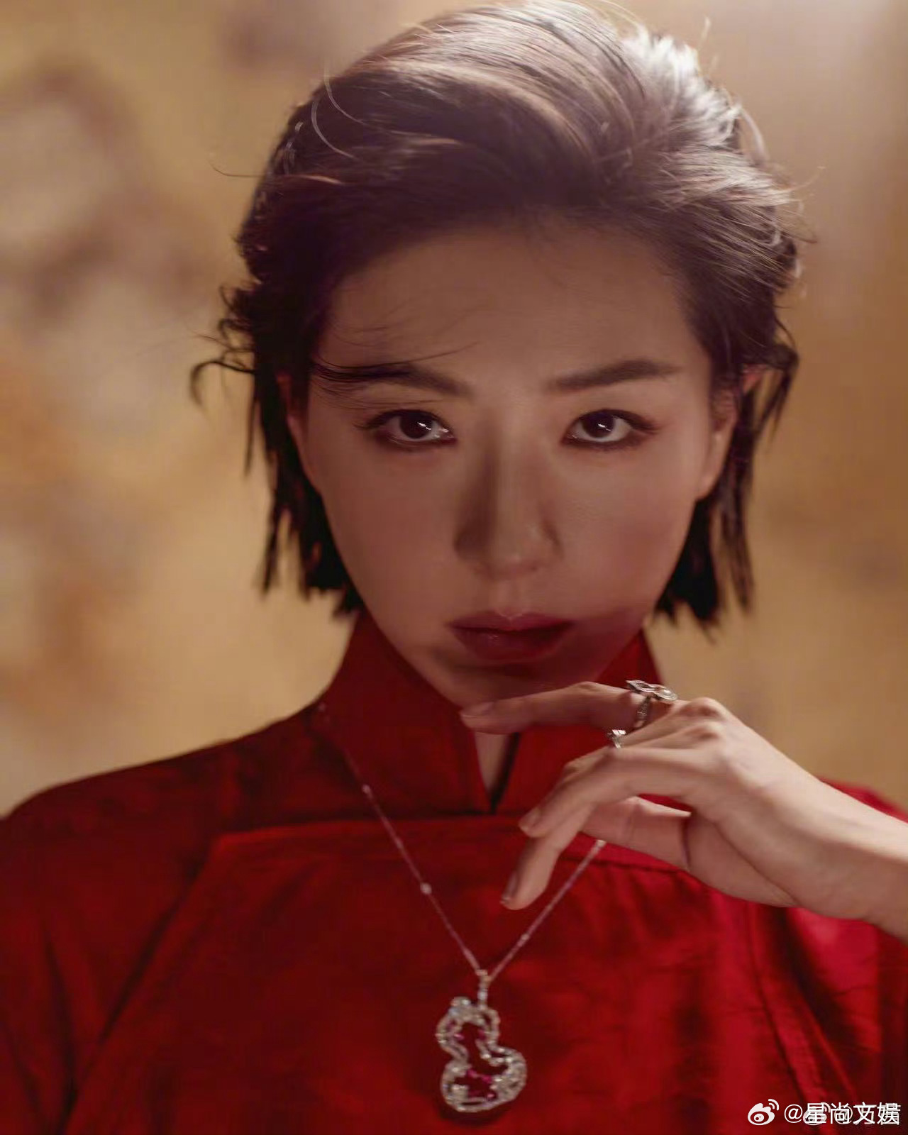 万茜英气万茜御剑造型 红裙加身妆发利落，柔美英气平衡得超赞，眼神带锐气场拉满，一