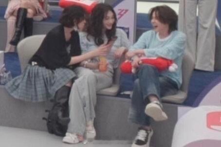 王濛有种老实人上贼船的无力感 王濛在冰场上是大魔王，在萌妹堆里是待宰羔羊。看她在