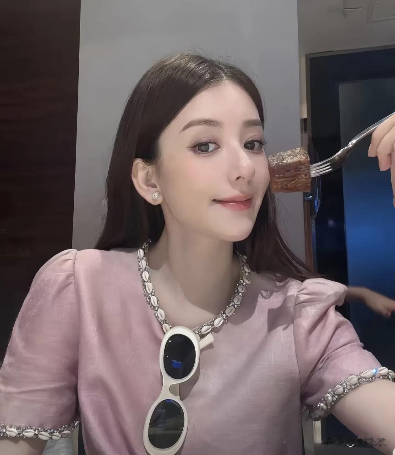我个人觉得，郭富城对老婆也算是很不错了，起码他回老婆娘家能做得很体面。

虽然有