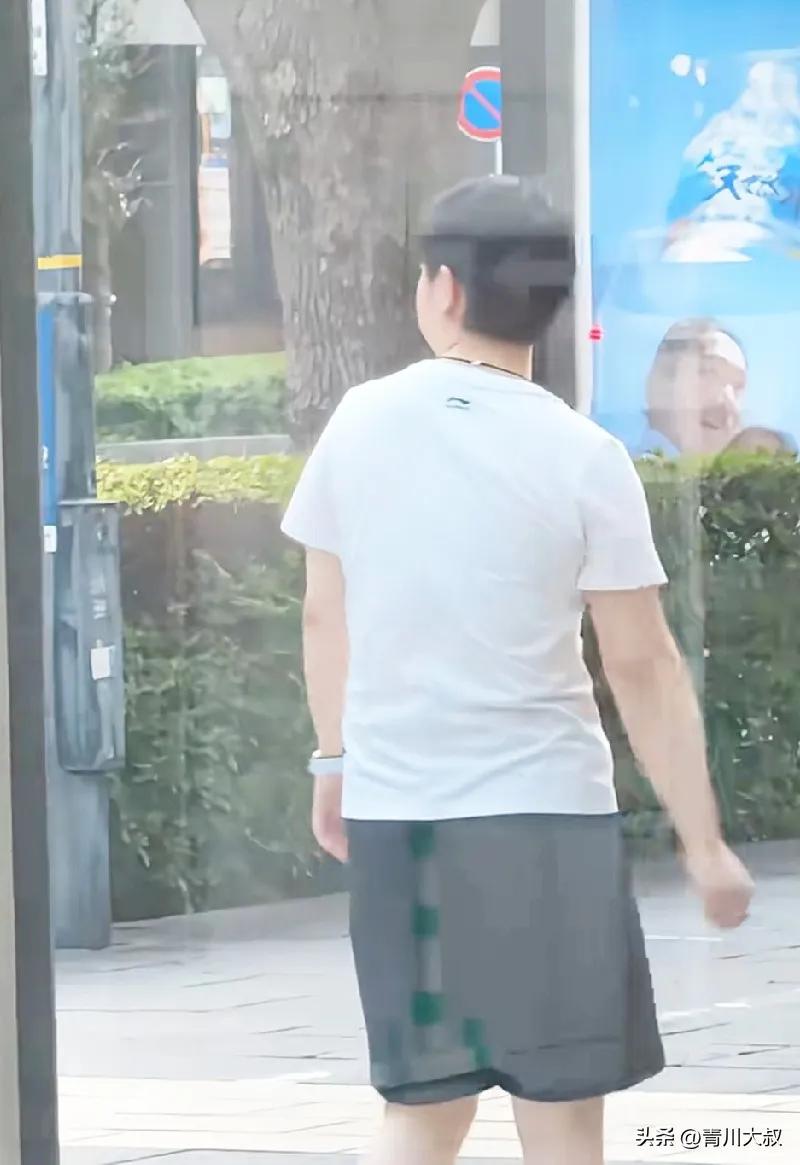 友友评论很到位啊点赞！你看看莎莎平时打乒乓球啊用左手抽杀，看到了吗发现莎莎右肩膀