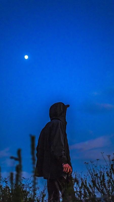 借用杨奇函的一句话:“飘忽醉酒仰望星空，看过那如流水般划过生命的爱情，我们会把彼