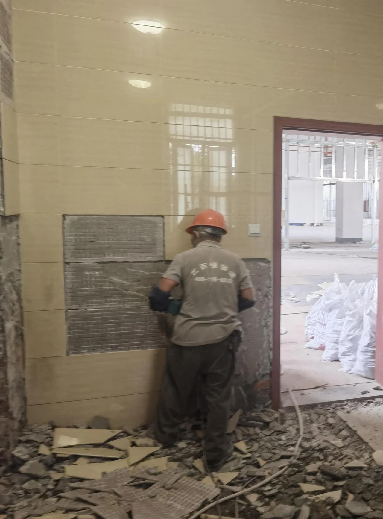 希望农村这些老人都能安享晚年。
现在工地基本上都是50岁左右的老人。今天这个老人