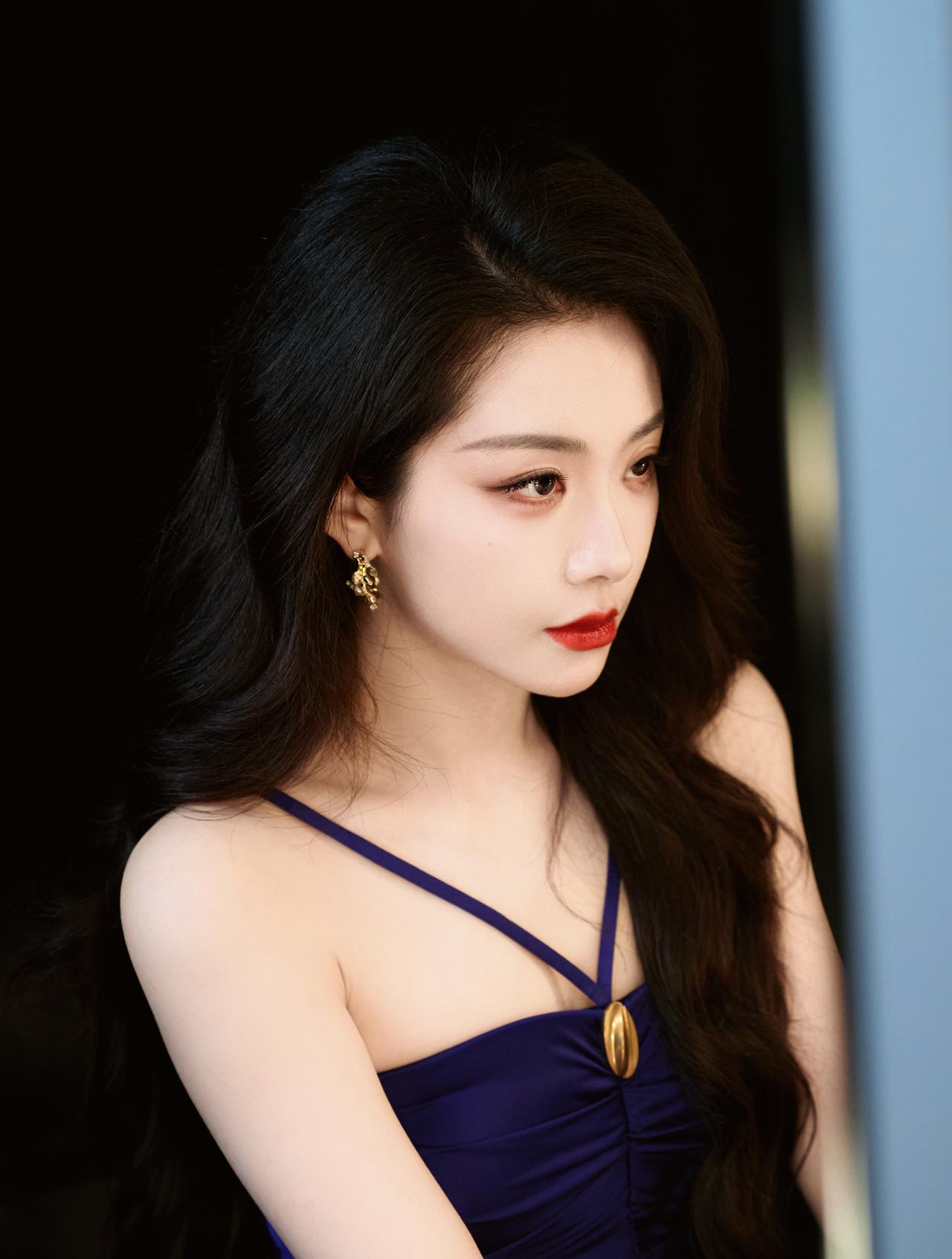 喻言 藏蓝吊带裙勾勒出纤细腰肢，褶皱设计尽显细节质感。微卷长发随风轻扬，清冷又温