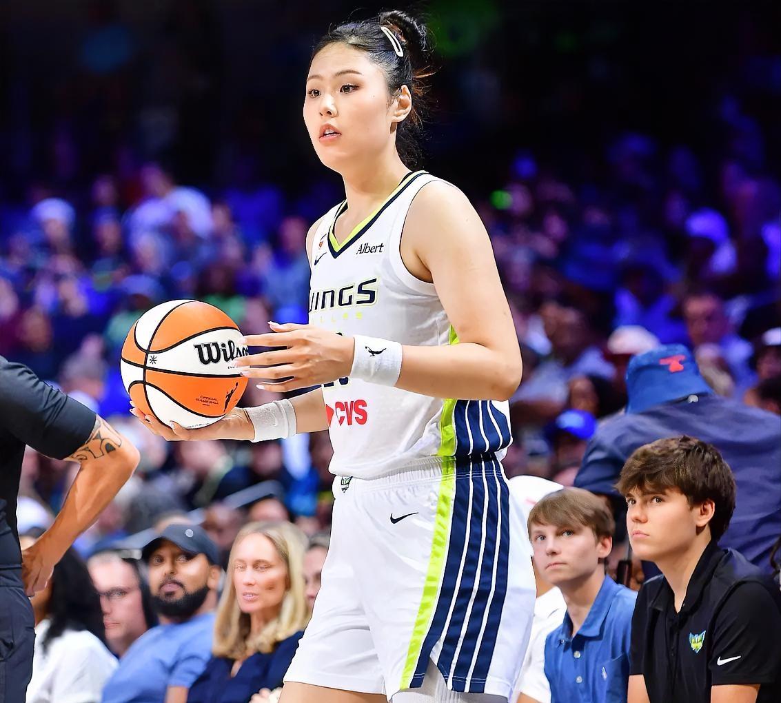 中国女篮李月汝真是太喜欢犯规了！在今天达拉斯飞翼75-81不敌华盛顿神秘人的比赛