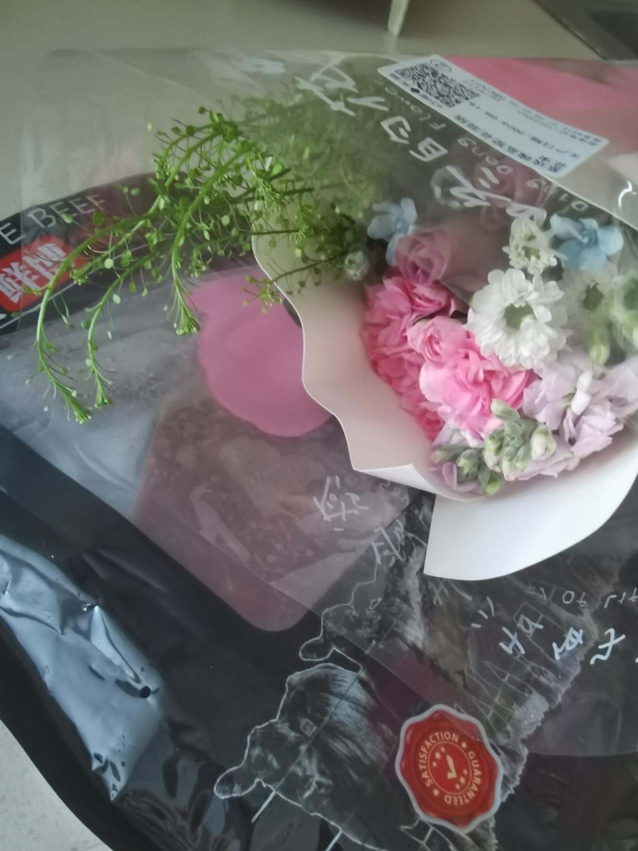 七夕，我给自己过节。

早上起来，培根卷芦笋煎一煎，配个鸡蛋、一杯牛奶咖啡、一块
