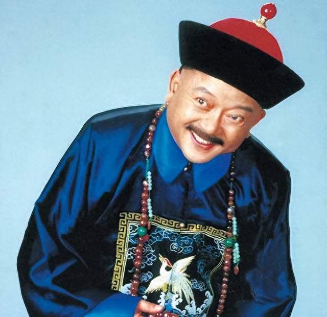 历史上的和珅，是如何一步步，成为乾隆的贴心小棉袄的？