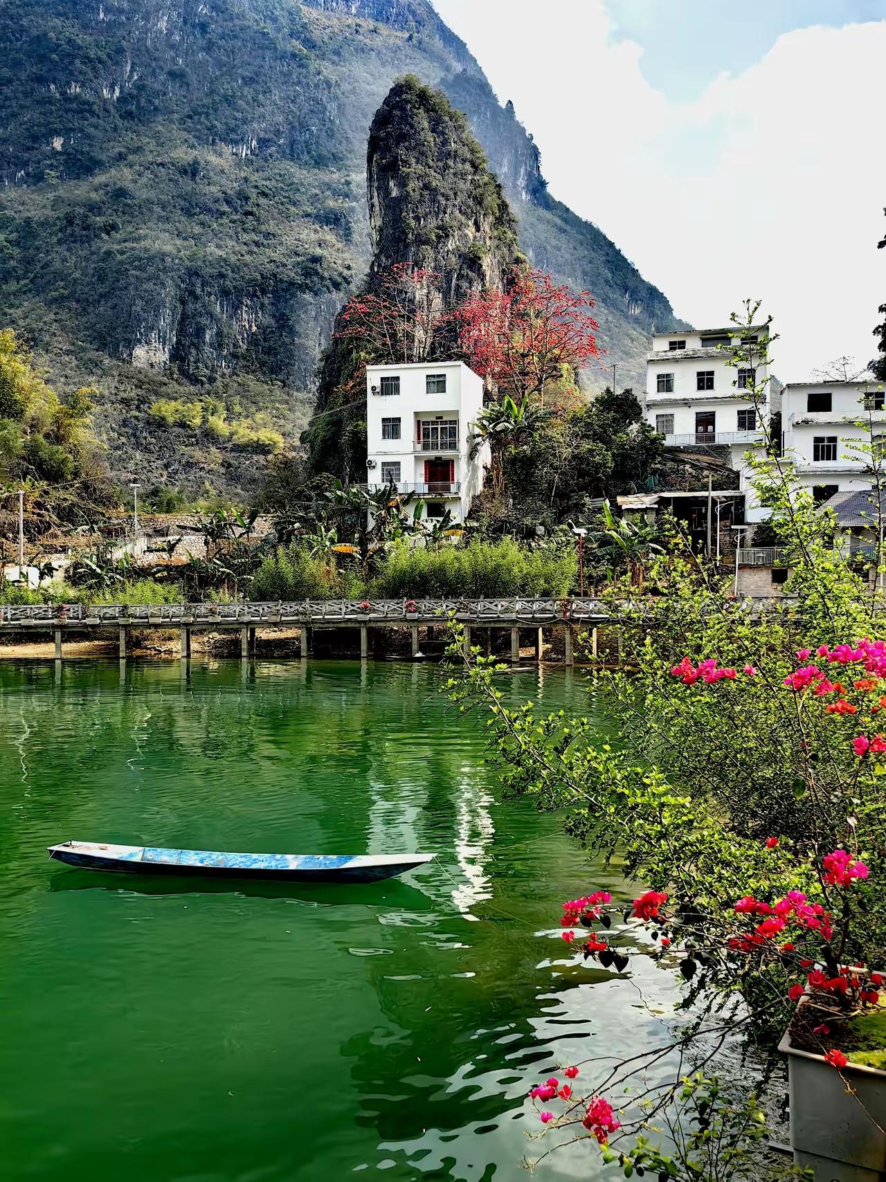 傻媳妇‖微小说
 
村里人都管翠翠叫傻媳妇。
 
她生得眉清目秀，眉眼温顺，本该