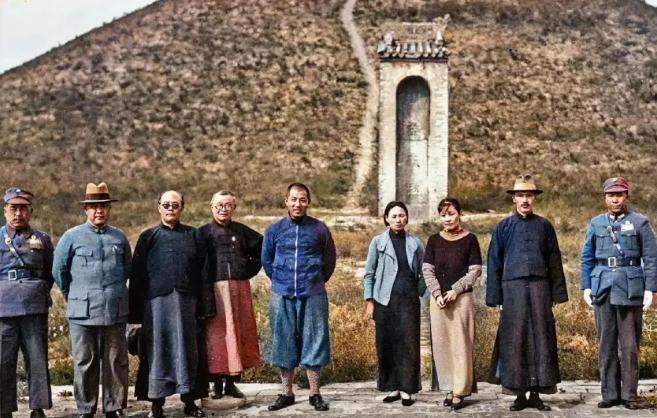 1936年，西安事变前，蒋介石在张学良和杨虎城等将领的陪同下，游览了当地的名胜古