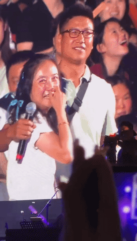 #任贤齐为歌迷现场写词##任贤齐情侣版我可以抱你吗# 齐迹2024巡演成都站，在