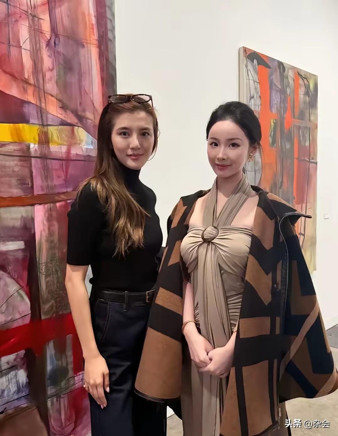 被吴千语巴塞尔艺术展的生图美晕了！
简简单单的黑色高领衫配牛仔裤，戴着细框眼镜，