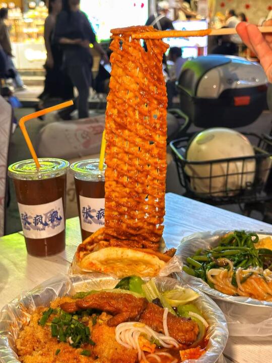 太原！？这多人坐马扎吃螺蛳粉到底有多好吃⁉️