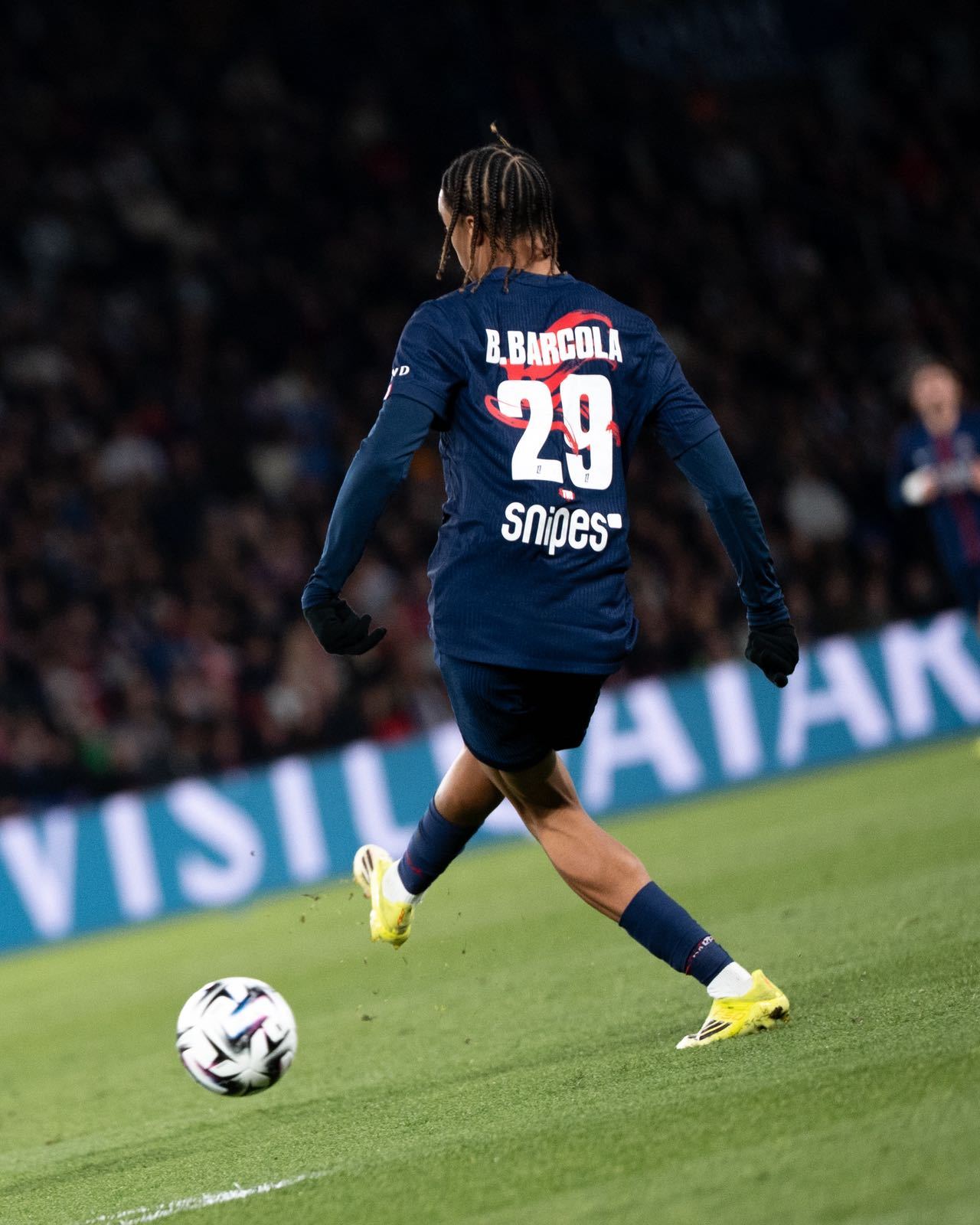 王嘉尔巴黎圣日尔曼联名球衣 又在巴黎放大招！ 与联名球衣，以农历马年为切入点，红