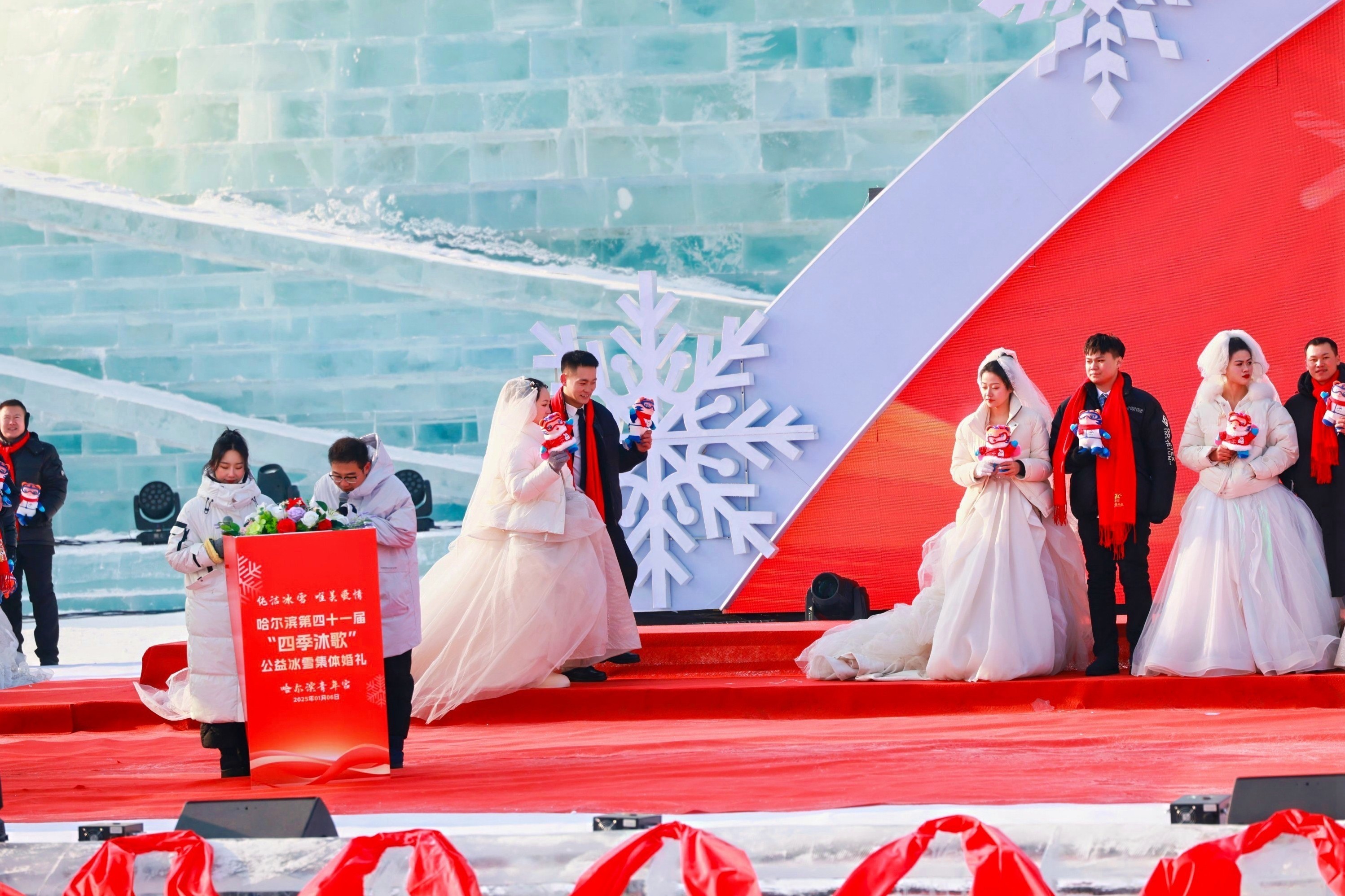 四季沐歌空气能尔滨冰雪浪漫婚礼 去索菲亚广场拍美照冷得不行，一转身就看到了四季沐