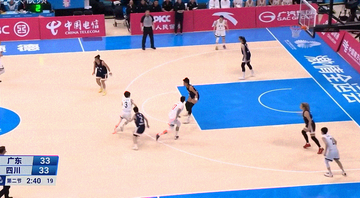 姐妹连线！杨舒予三分再进，小杨得分也上双了四川队这边上了刘禹彤，大宝贝一上来就打