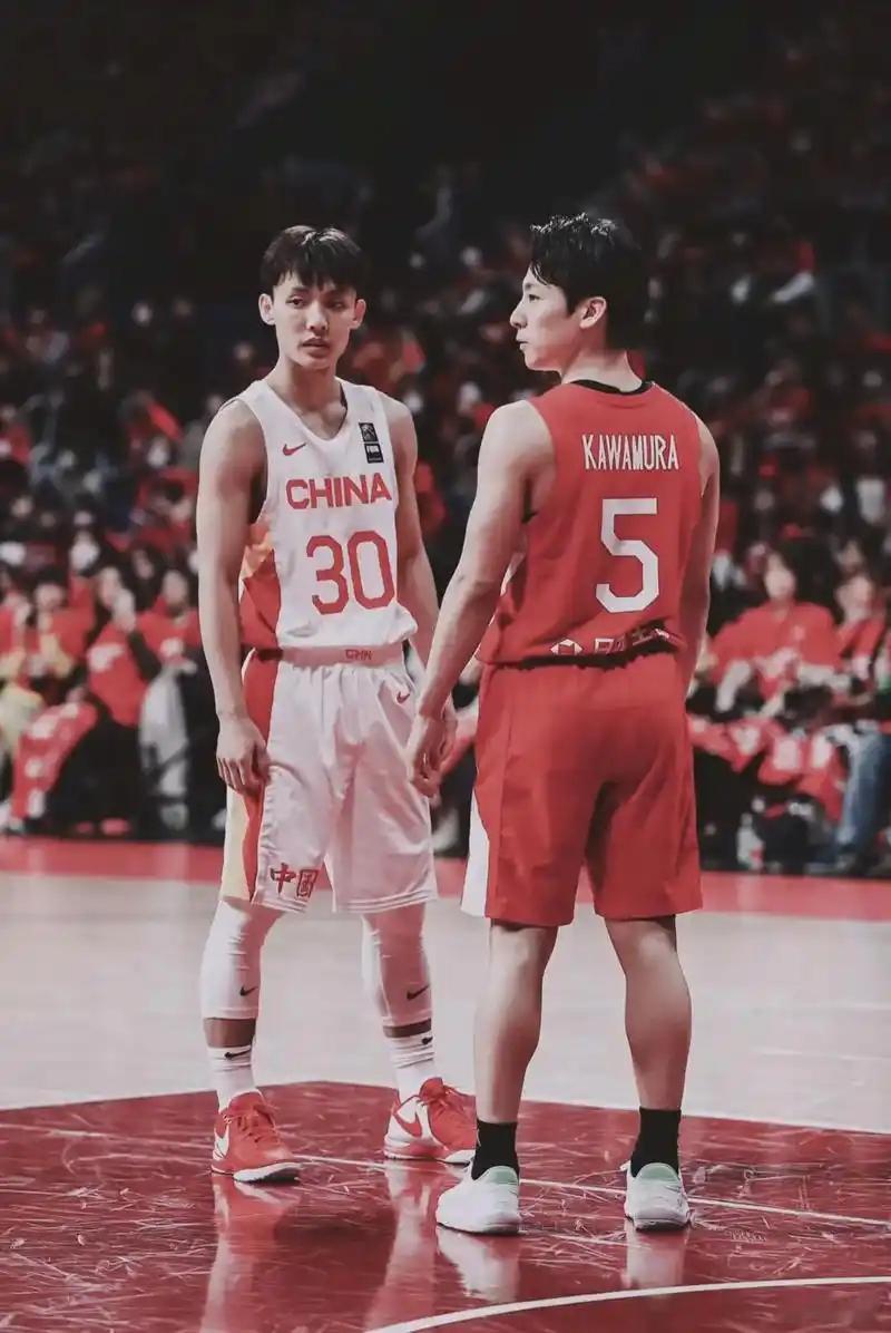 我特别想看此时此刻这俩人对位干一下子，就现在。 