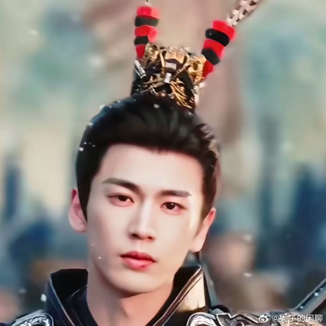 网友吐槽张凌赫的将军扮相张凌赫被吐槽粉底液将军 别管得太宽了，跟你有什么关系？ 