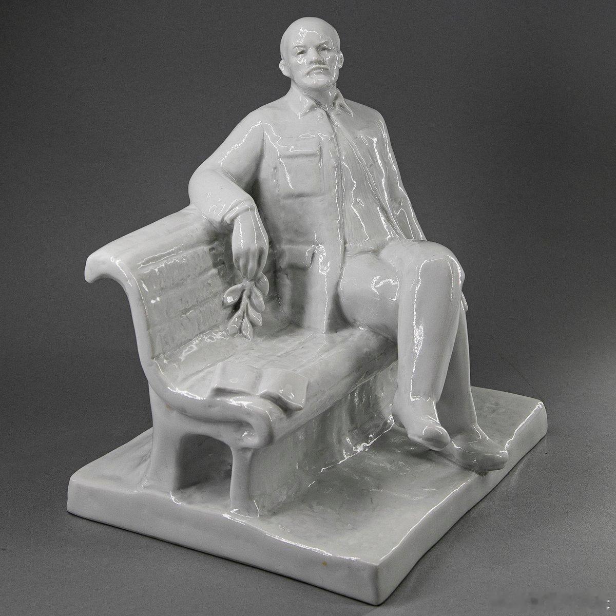 瓷雕《长椅上的弗·伊·列宁》由苏联杜廖沃瓷器厂（Dulevo Porcelain