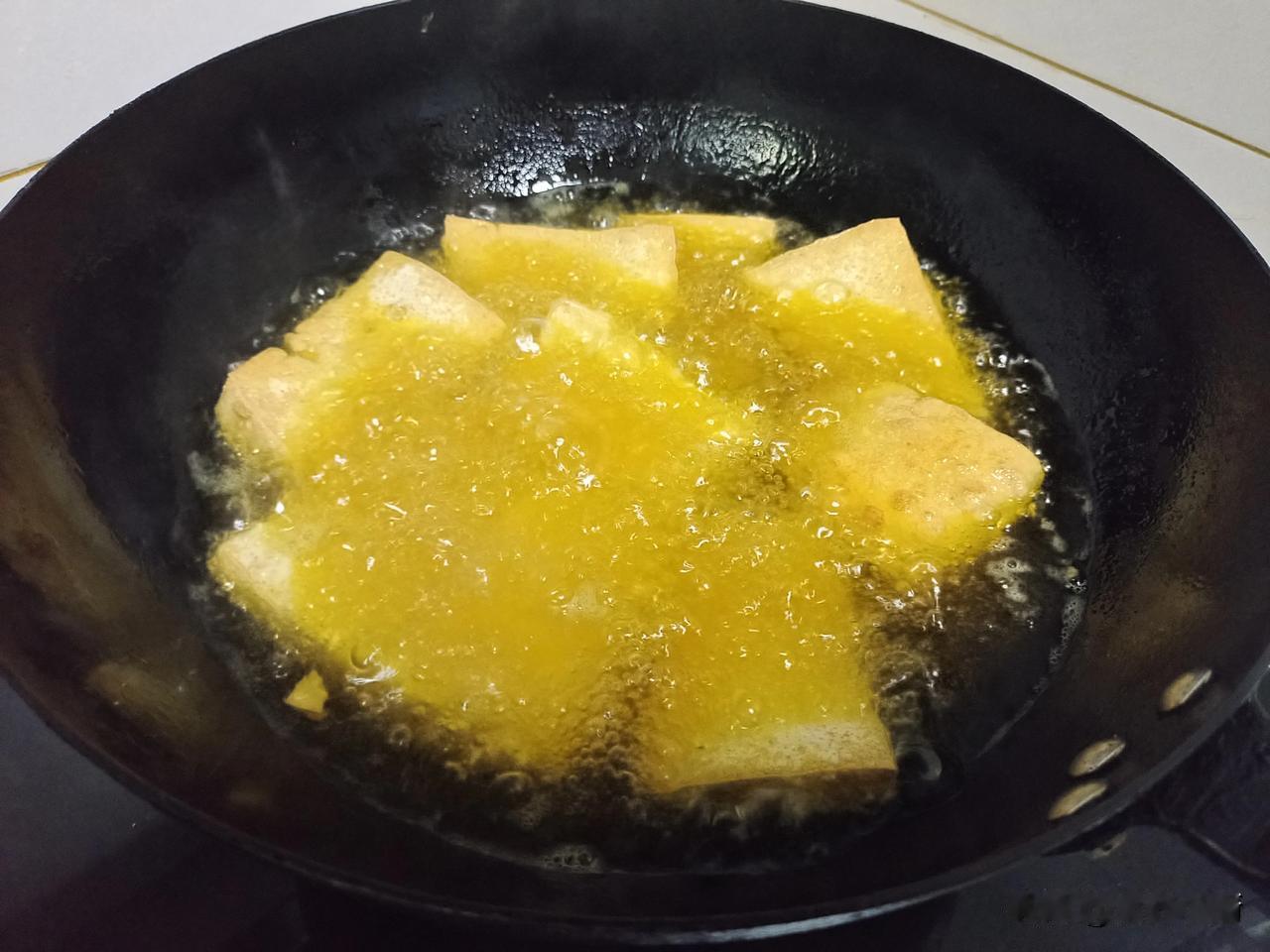 好喜欢这个炸的嫩嫩的豆腐，炖菜或者凉拌都好吃[大笑]