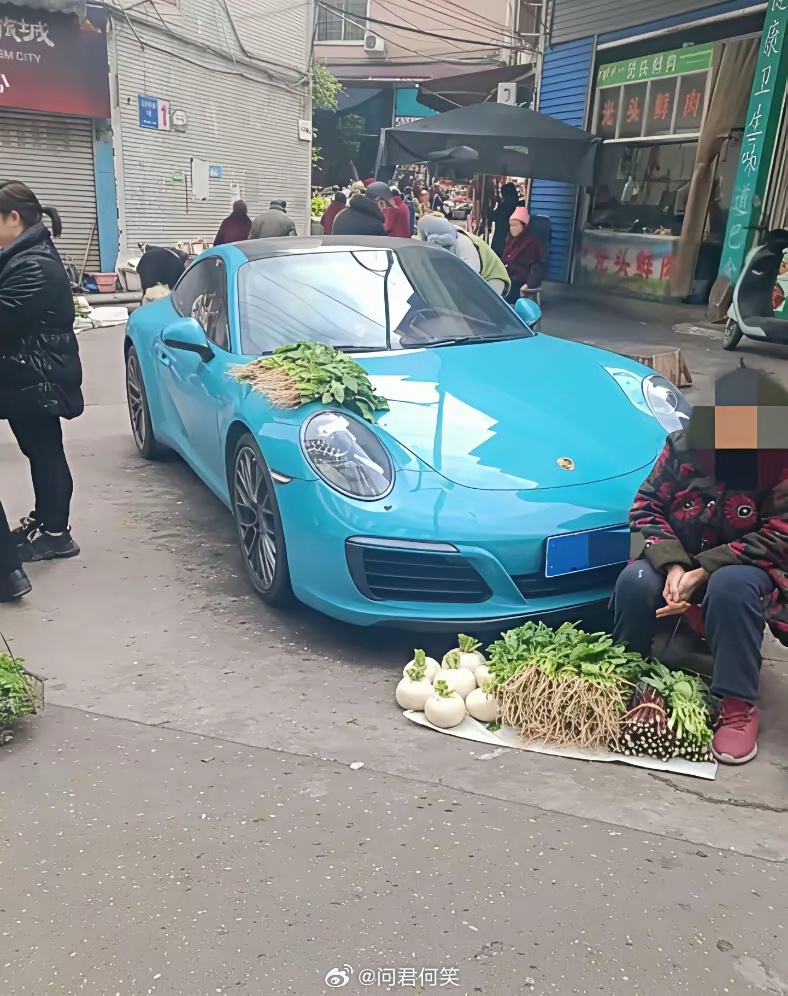 大妈是卖菜体验生活嘛？那可是保时捷汽车！ 