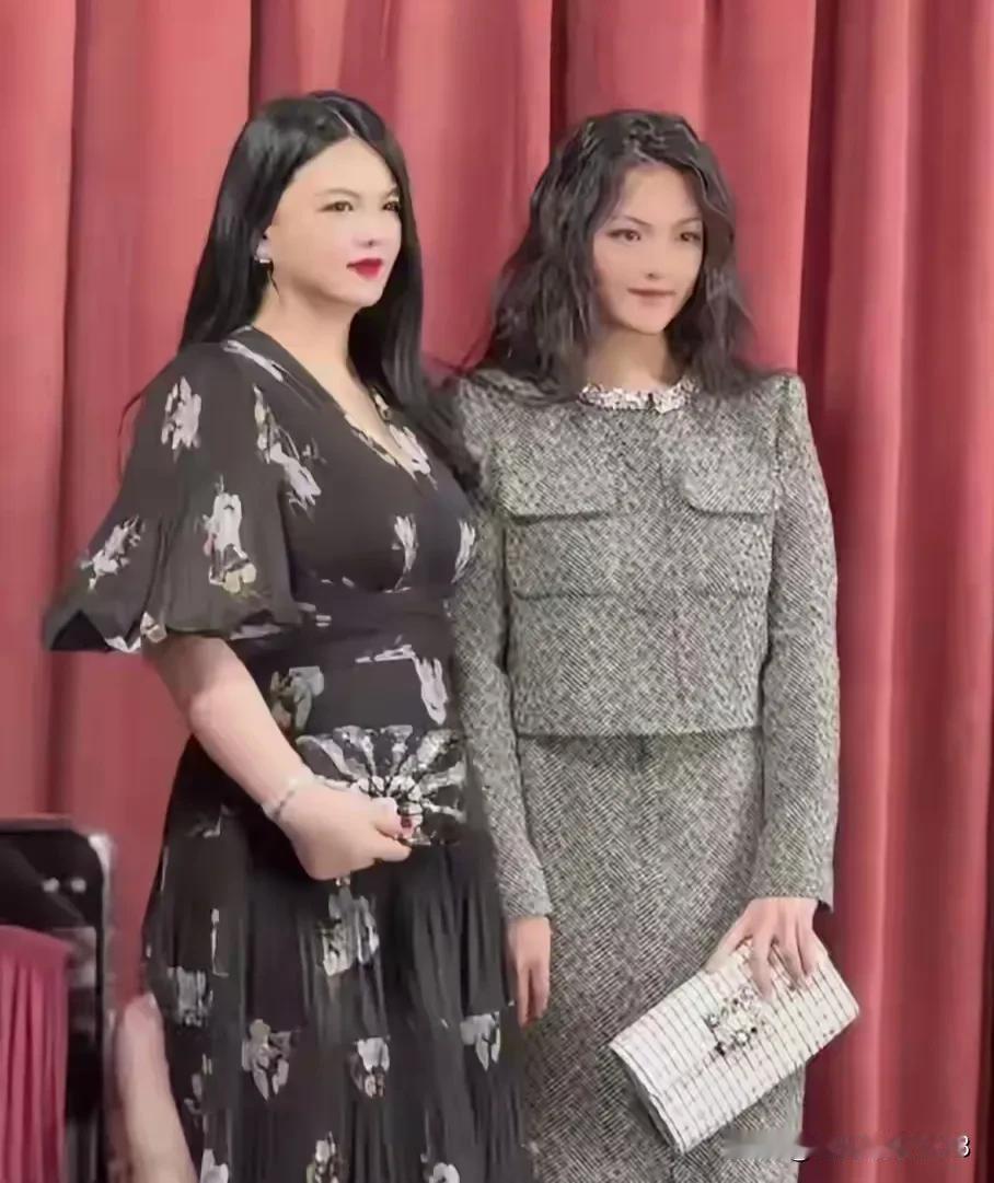 李湘要把自己的女儿王诗龄打造成名媛。王诗龄从出生到现在一直生活富裕。吃穿用住都是