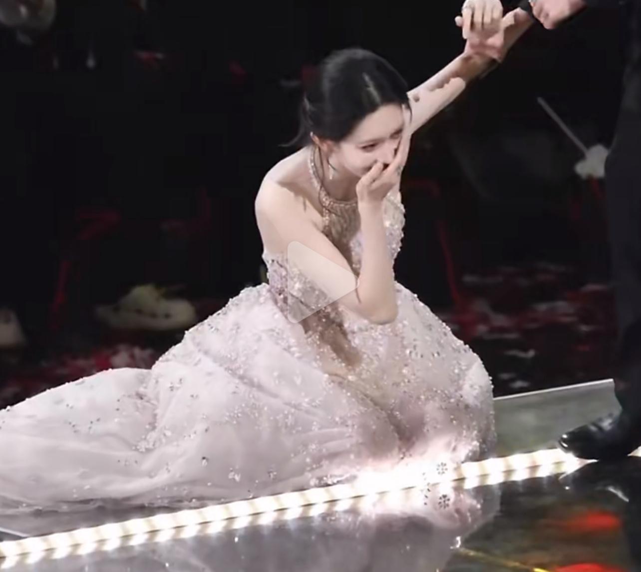 孟子义摔了 好娇羞啊，特别是撅嘴那一下，好可爱好欲呀。摔个跤都那么可爱那么美，真