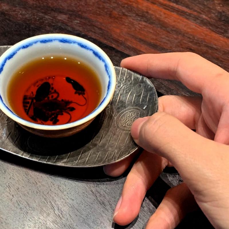 只需两板斧，保证任意一种劣质茶，都能砍出原形。

第一板斧，看耐泡度，不管老嫩，
