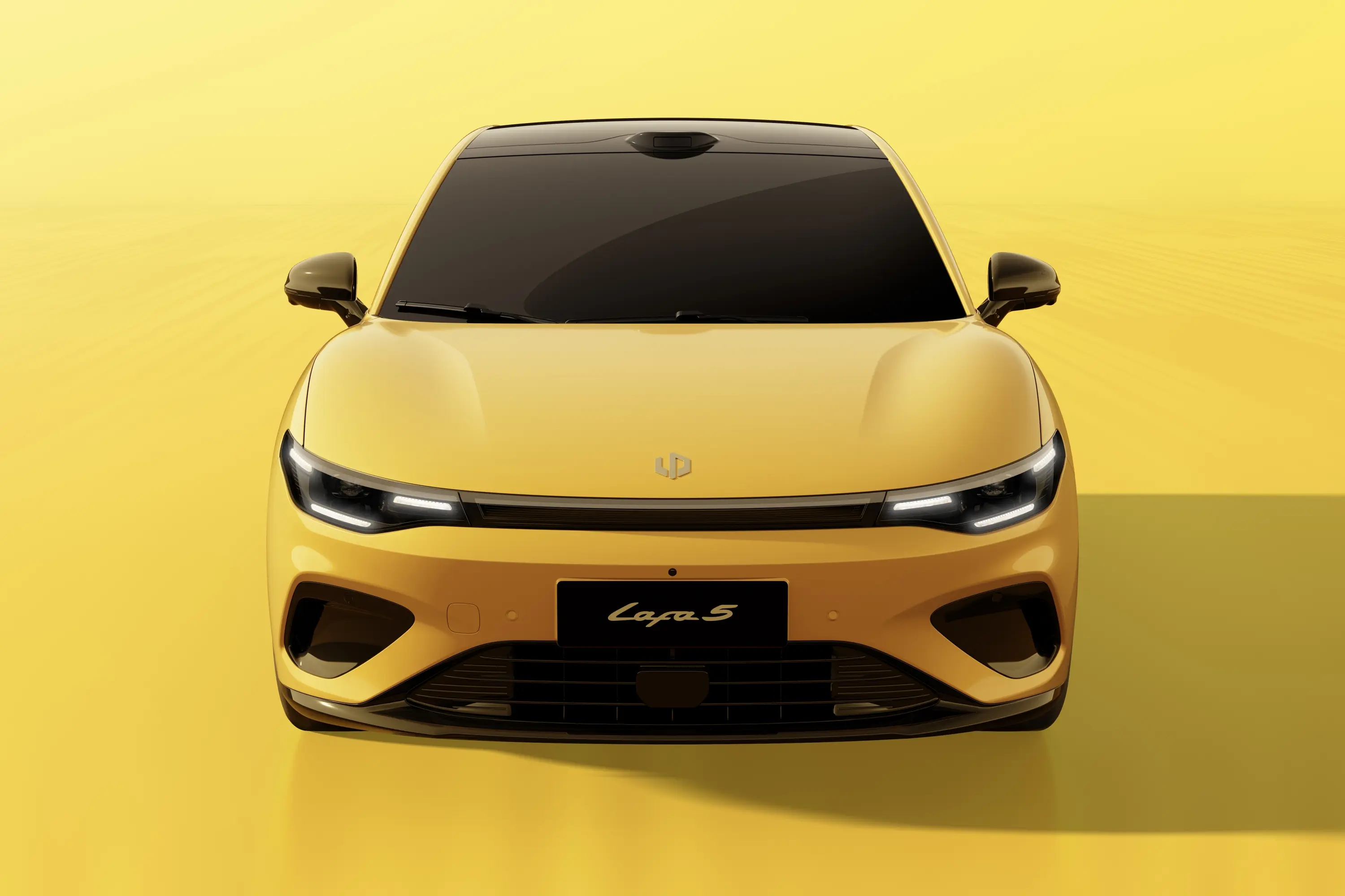 试了零跑Lafa5，年轻朋友真的会一眼心动。无框车门+19英寸运动轮毂太有范儿，