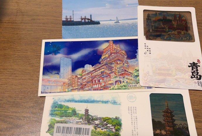 打开信箱，惊喜发现姐妹寄来的明信片！手写的温度太动人，在寄出与收到的期盼里，仿佛