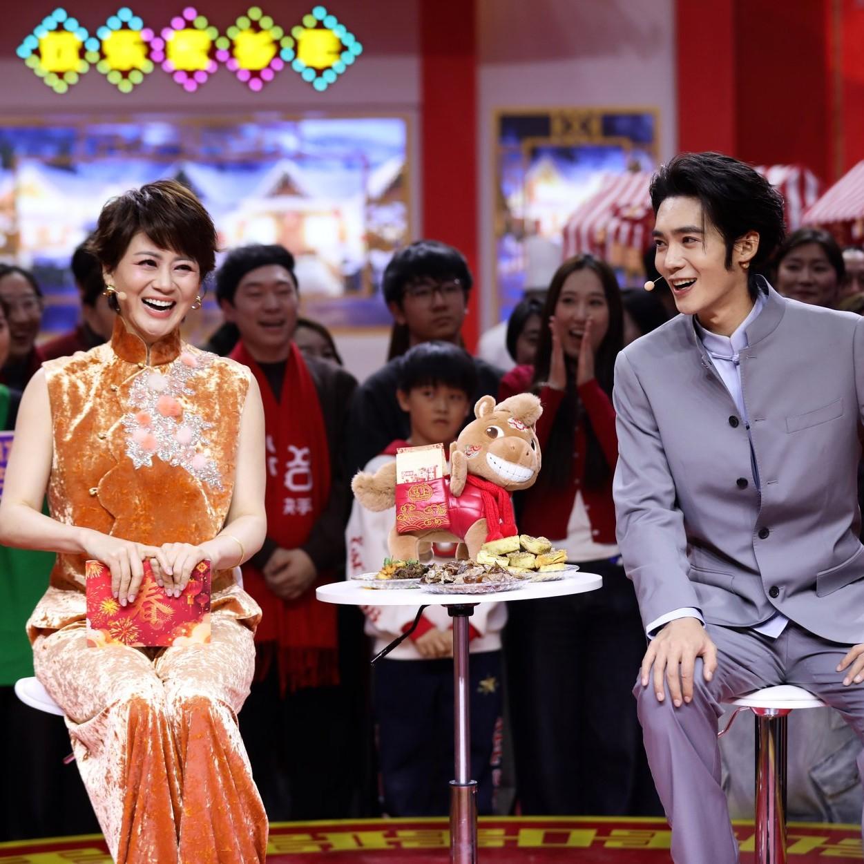 看完辽宁卫视春晚，我真的绷不住了
不是相声小品不搞笑
而是主持人和嘉宾，从头到尾