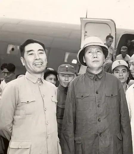 毛主席：“光明就在前面，黑暗总会灭亡。”