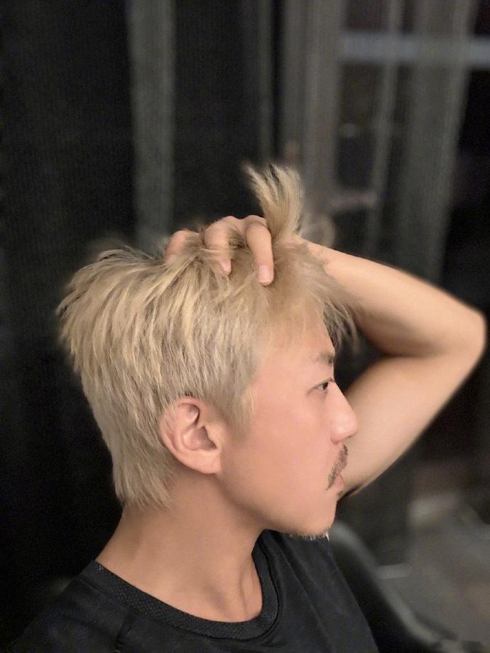 邓超黄发侧颜凸显出黄发的独特感，没有显得刻意，“邓超也黄毛了” 的造型变化让观众