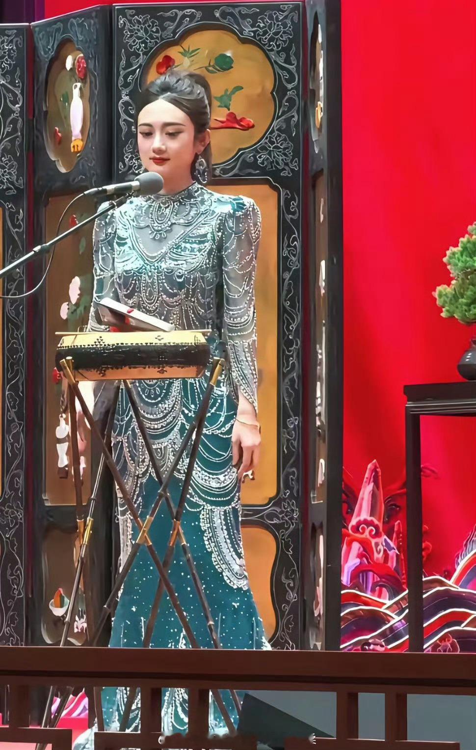 简直不要太像，德云社张婉怡几乎跟赵丽颖确实有几分神似？ 