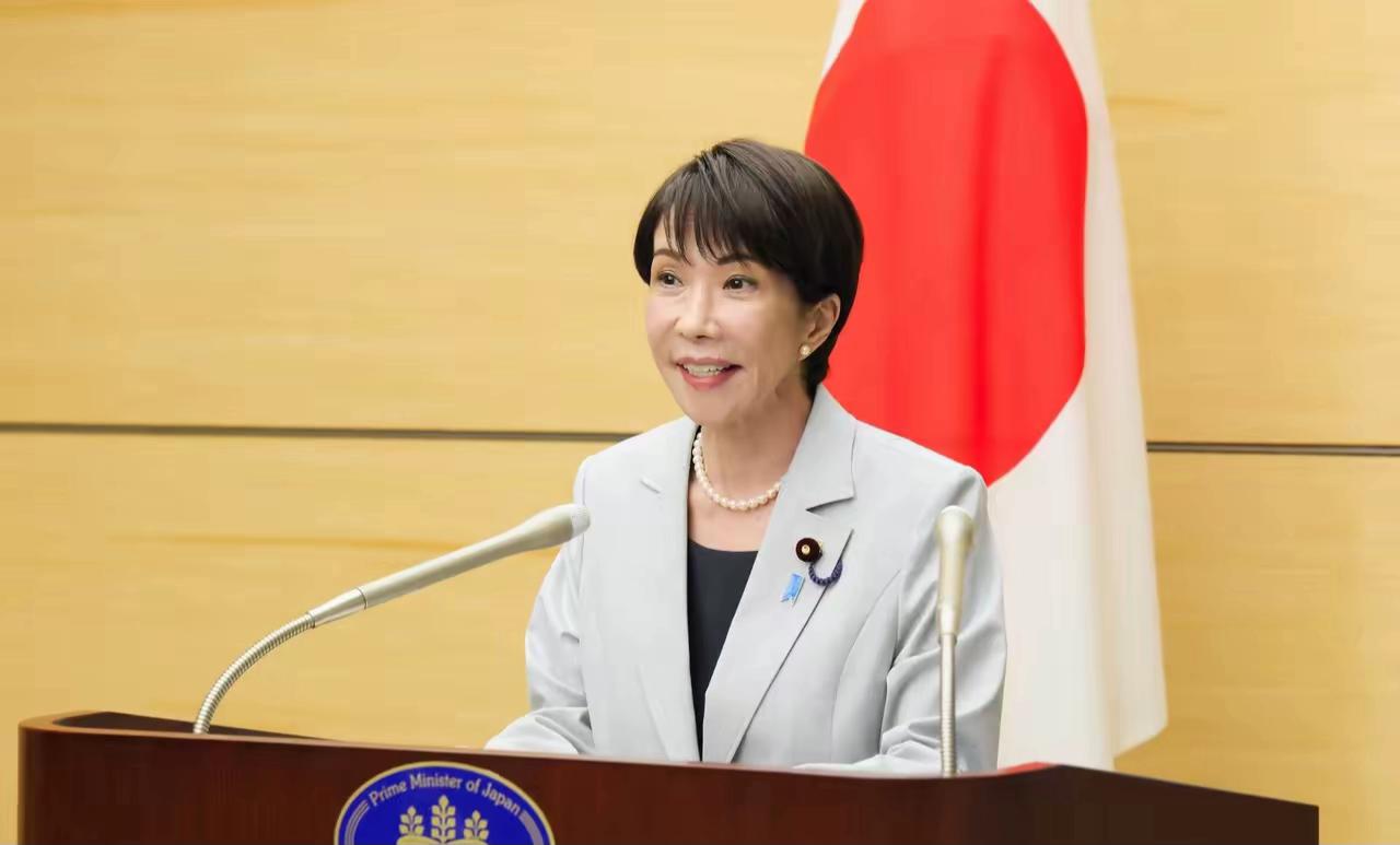 想找中国，日本撑不住了

说实话，日本现在的局面有点尴尬。它一边在军事上紧跟美国