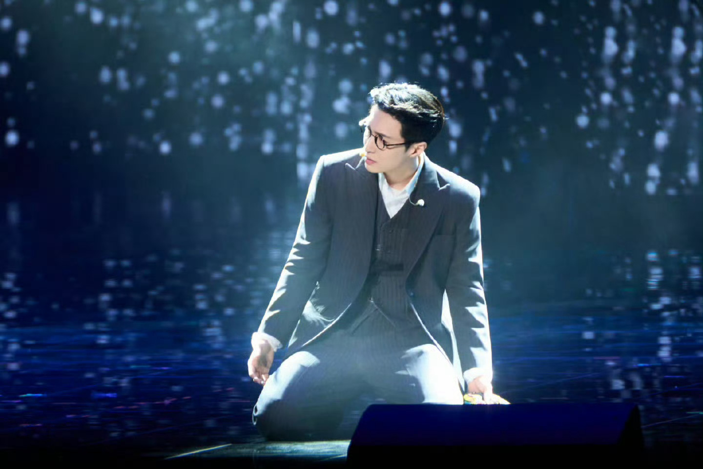 官媒敦煌发布发布张艺兴《飞天》舞台。无论是《飞天》让东方美学惊艳世界，还是音乐剧