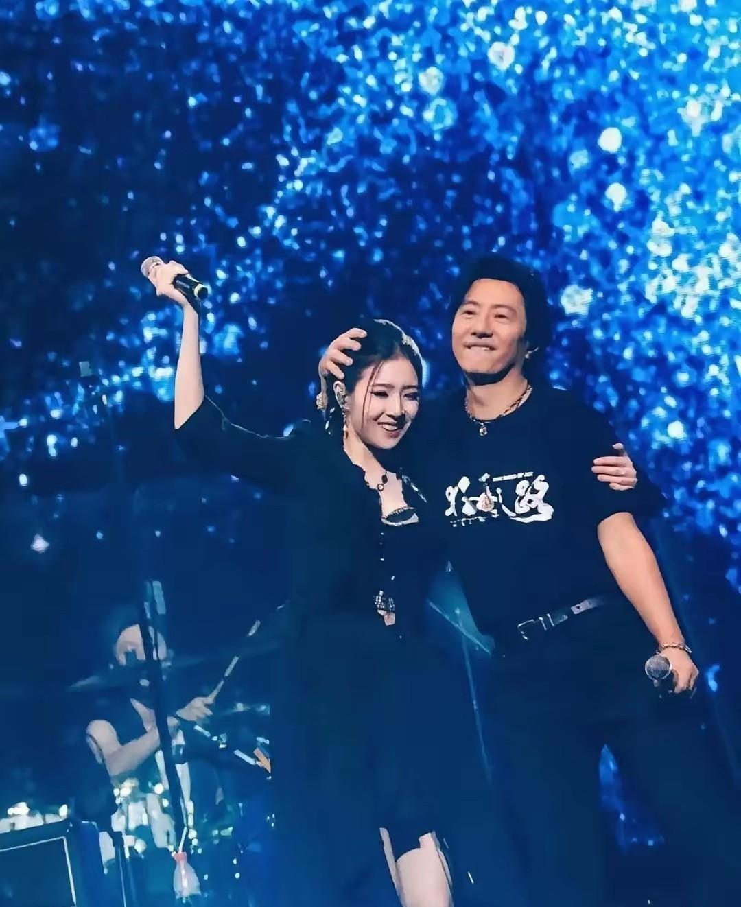 郑钧的女儿漂亮毋庸置疑，
老父亲带上演唱会，满眼都是骄傲，
儿子也不差，青春期时