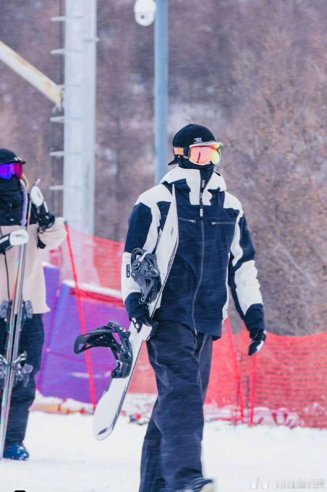 谢霆锋首站深圳是为了去滑雪吧 谢霆锋2026的巡演官宣了首站深圳，就在3月21日