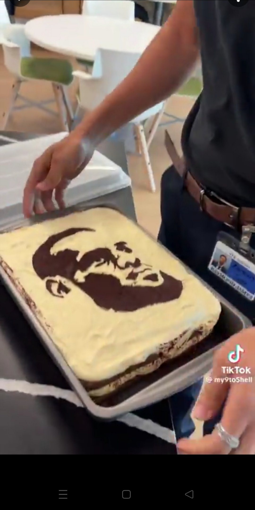 ▲有美国人带了勒布朗图案的提拉米苏去了公司聚餐▲给我扔垃圾桶去