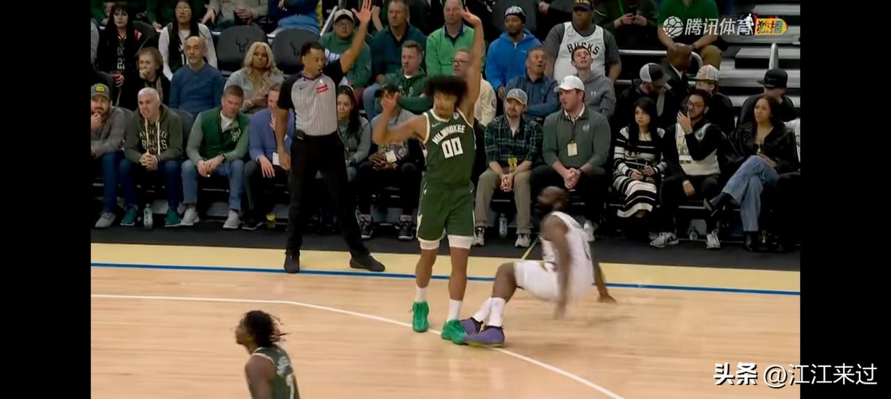 哈登惨遭希姆斯垫脚，哈登右脚歪了，但这仿佛激发了哈登的斗志，首节狂砍14分！哈登