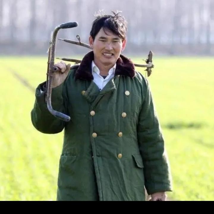 当今头条上最火的流量就是“朱之文被举报”的消息，满网上都是。
这是举报团伙设的“